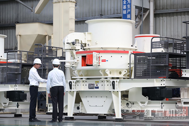 客戶在玄武巖制砂機車間參觀，經(jīng)理一對一指導(dǎo)講解