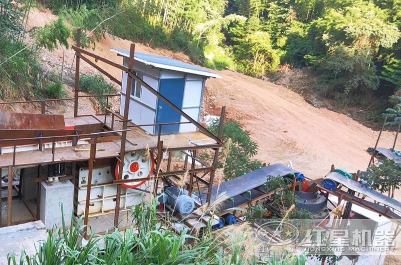 鵝卵石破碎現(xiàn)場，鄂破+圓錐破破碎出13石子